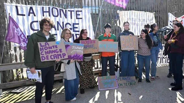 La grille du palais de justice de Lorient enjambée de pancartes et banderoles aux slogans féministes placardées par le collectif NousToustes à l'ouverture du procès du skipper Kévin Escoffier pour des agressions sexuelles