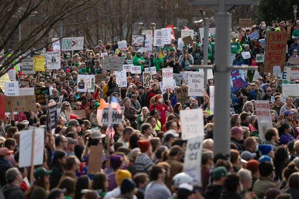 Officiers fédéraux américains utilisant des armes anti-émeutes contre des manifestants lors d'une protestation devant le bâtiment de l'ICE à Portland, Oregon.