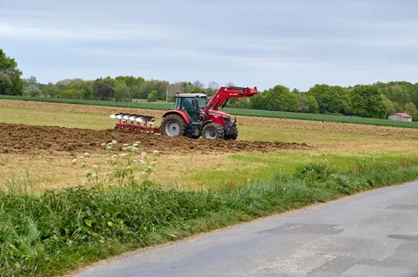 Scène agricole avec des engrais phosphatés ou des champs, symbolisant les sources de contamination au cadmium liées à l'agriculture.