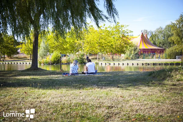 Un paysage du Parc Naturel Urbain de Lomme, montrant un espace vert accessible aux urbains pour se détendre.
