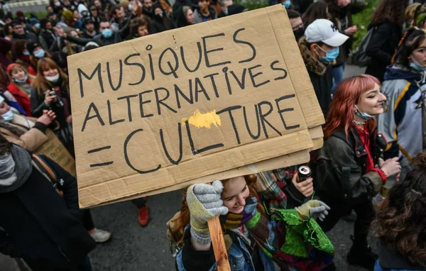 Illustration d'un article de 20 Minutes sur la persistance du mouvement free party malgré la répression de la loi RIA