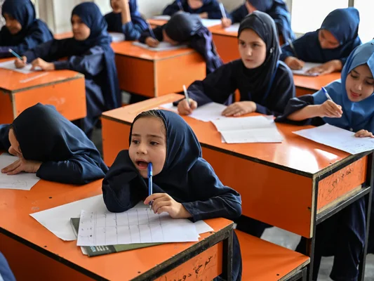 Manifestation pour l'éducation des filles en Afghanistan, illustrant les restrictions imposées par les Taliban depuis leur retour au pouvoir