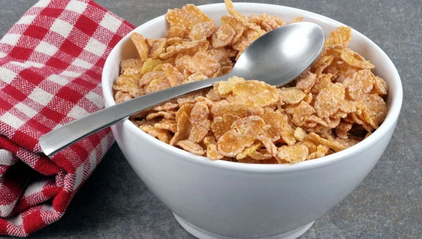 Aliments courants comme des céréales, des pâtes et des pommes de terre, illustrant la contamination au cadmium dans l'alimentation française.