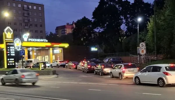Files d'attente automobiles pour obtenir de l'essence en raison de pénuries dans une ville russe. Cela illustre les conséquences intérieures de la crise énergétique évoquée.