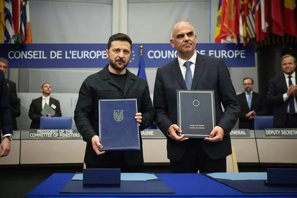Le président ukrainien Volodymyr Zelenskyy et le secrétaire général du Conseil de l'Europe, Alain Berset, lors de l'annonce de la création du Tribunal spécial pour le crime d'agression.