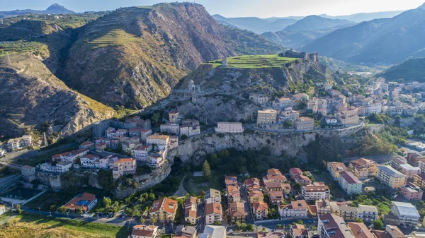 Vue d'Amantea, ville côtière de Calabre, avec ses bâtiments traditionnels et sa position sur les flancs d'une colline