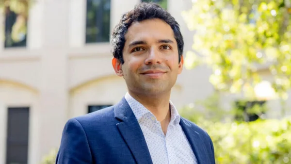 Adrien Bilal lors d'un podcast RFI où il discute de la politique de décarbonisation de l'Union européenne