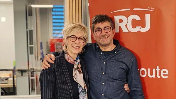 Valli Kligerman, chanteuse et animatrice franco-américaine, présentée dans le contexte de sa carrière à la radio et à la télévision.