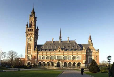 Vue extérieure du Palais de la Paix à La Haye, siège de la Cour internationale de Justice depuis 1946, bâtiment historique symbolisant la justice internationale.