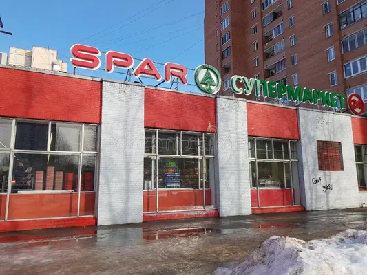 Supermarché Spar à Saint-Pétersbourg, en Russie, avec la signalisation caractéristique de la marque