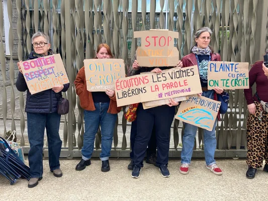 Manifestation du collectif 'Nous Toutes' en soutien aux femmes lors du procès du skipper Kevin Escoffier pour agressions sexuelles à Lorient.