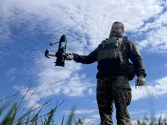 Un soldat ukrainien tenant un drone intercepteur P1-Sun pour défendre la ville de Kramatorsk, dans l'oblast de Donetsk.