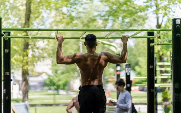 Les équipements de street workout dans un parc de Paris, illustrant les lieux incroyables pour faire du sport en plein air.