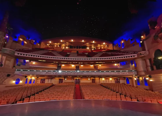 La majestueuse façade du cinéma Le Grand Rex à Paris, avec sa grande enseigne lumineuse et son architecture Art Déco emblématique.