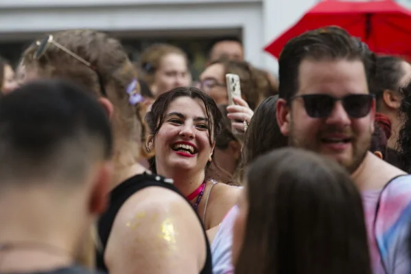 Des fans de Taylor Swift, appelés Swifties, rassemblés dans le centre de Vienne le 8 août 2024, après l'annulation des concerts prévus suite à une menace d'attentat.