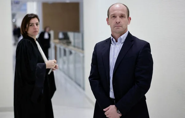 Illustration de l'article sur le procès du skipper Kevin Escoffier jugé pour des agressions sexuelles à Lorient, avec un appel au soutien de la communauté des voileux.