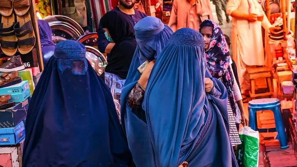 Décret taliban sur le voile facial en Afghanistan, illustrant les restrictions imposées aux femmes, contexte des nouvelles règles sur le mariage des enfants.