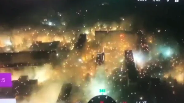Image de la guerre en Ukraine montrant des accusations contre la Russie pour l'utilisation de bombes au phosphore blanc lors de combats à Bakhmut