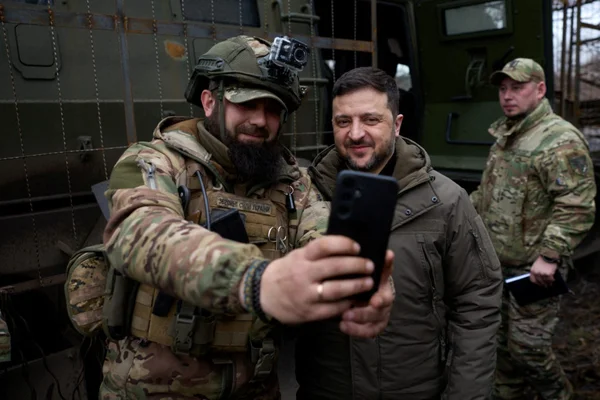 Reportage de PBS News illustrant les déclarations de l'Ukraine et de la Russie sur les progrès aux lignes de front, avec les pourparlers facilités par les États-Unis en attente.