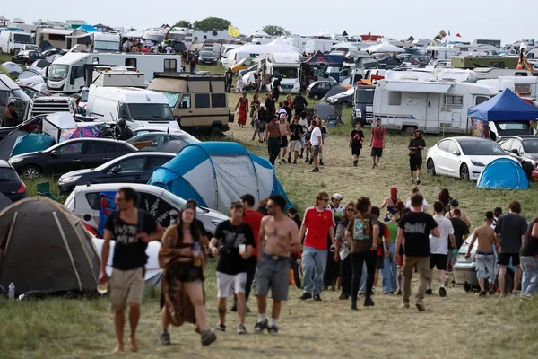 Scène de free party sur un terrain militaire avec une foule de 20.000 à 40.000 participants et un obus découvert près du site