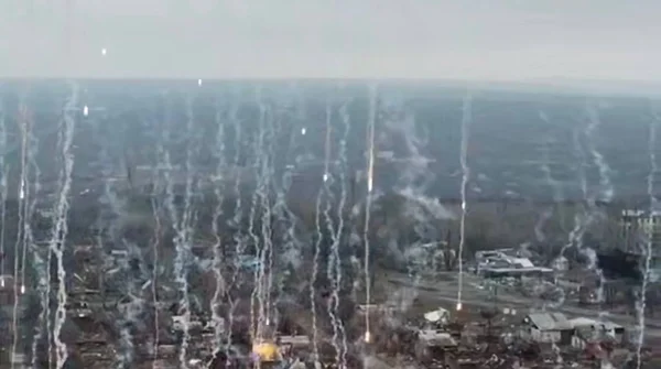 Nouvelle vidéo d'attaque montrant les forces russes utilisant des munitions au phosphore blanc pour cibler des zones civiles à Kostiantynivka, en Ukraine.