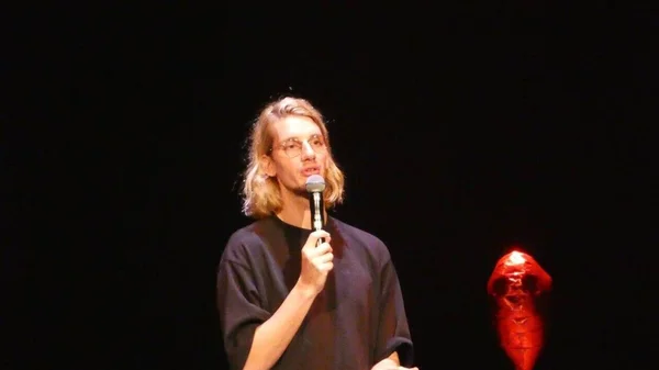 L'humoriste Paul Mirabel sur scène lors de son spectacle 'Par amour' au Forum du Mans.