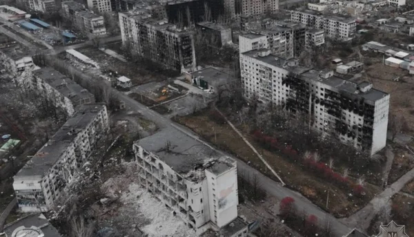 Image illustrant l'attaque russe de Kostiantynivka avec des munitions au phosphore blanc, montrant les effets sur les bâtiments civils de la ville ukrainienne.