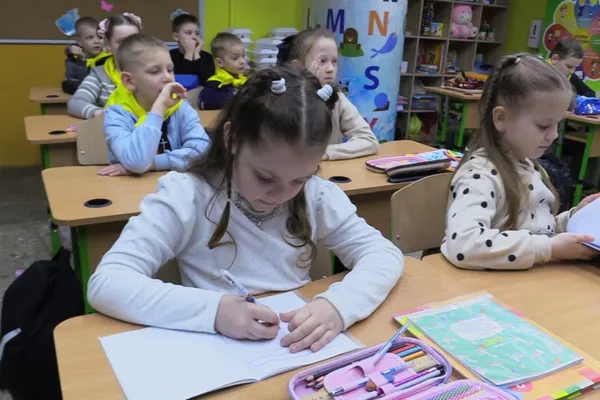 Enfants ukrainiens étudiant dans un abri souterrain à Kharkiv pendant la guerre pour assurer leur scolarité.