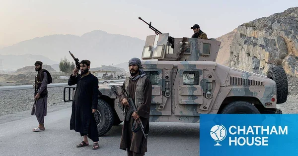 Illustration de l'article de Chatham House sur la situation tendue entre l'Afghanistan et le Pakistan, avec le titre 'Afghanistan and Pakistan are facing open war' en anglais.