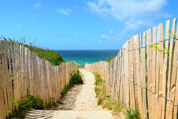 Vue de la plage des Blancs Sablons au Conquet dans le Finistère, cadre de la séance de longe-côte tragique.
