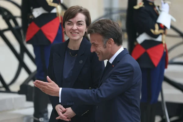 Christine Fréchette, première ministre du Québec, à Paris vantant les atouts du Québec dans le secteur des minéraux critiques.