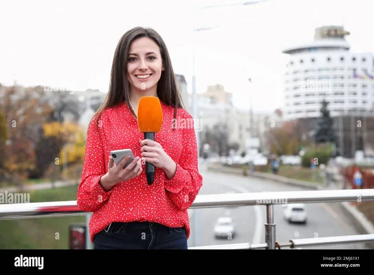Jeune femme journaliste avec un microphone et un smartphone travaillant dans une rue de ville, espace réservé pour texte, représentant le métier de journaliste.