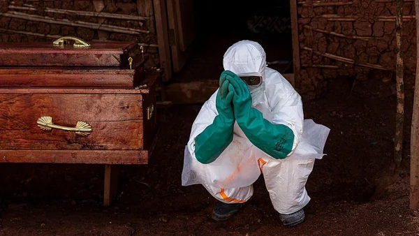 Illustration de l'article de la BBC montrant les travailleurs de la santé soignant des patients Ebola et se protégeant en RD Congo.
