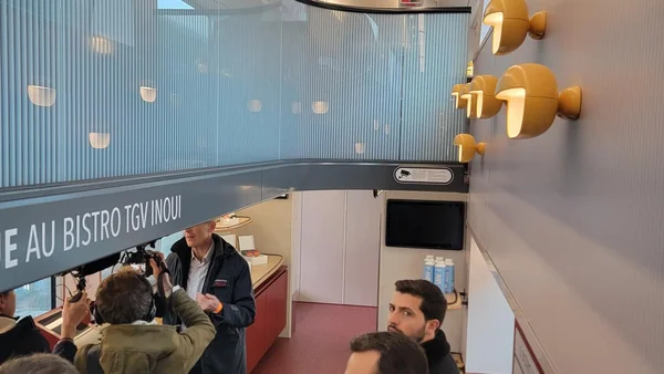 Intérieur du nouveau TGV M présentant sièges, voiture Bistro, bagages et aménagements PMR, dans le cadre de l'article sur l'homologation du TGV-M dont le lancement reste incertain.