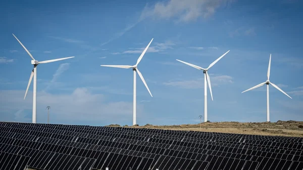 La première ferme hybride solaire et éolienne d'Espagne, qui augmente la production de plus de 60 %.