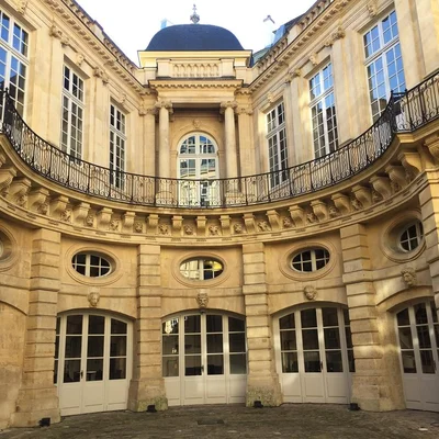 La Cour administrative d'appel de Paris, située dans l'Hôtel de Beauvais, vue lors d'une visite guidée ; cette juridiction est désormais directement saisie des recours contre les projets industriels.