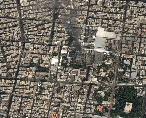 Images satelliteaires offrant une vue de l'Iran en guerre, illustrant les dégâts des frappes sur le territoire.