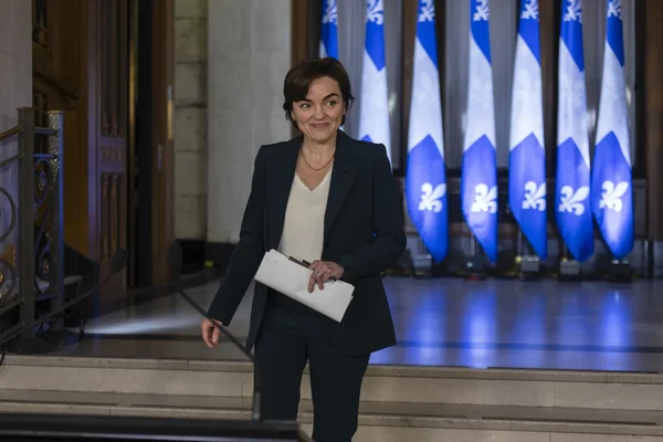 Portrait de Christine Fréchette, nouvelle première ministre du Québec, s'étant lancée au pas de course dans son nouveau rôle il y a un mois.
