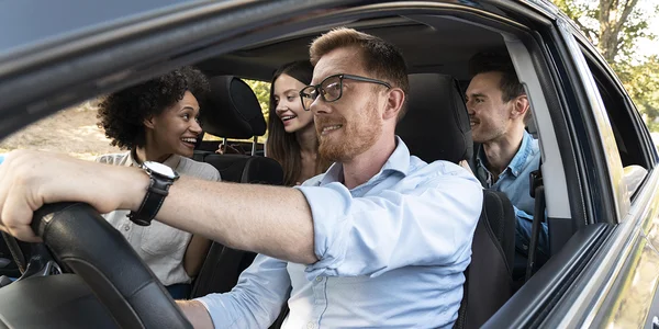 Illustration des droits et obligations des passagers en covoiturage, montrant le partage de trajet en voiture à déclarer au titre des revenus.