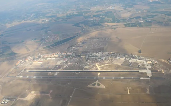 Vue de la station aéronavale de Sigonella en Sicile depuis un P-8 Poseidon le 12 novembre 2022, base utilisée par les États-Unis et l'OTAN.