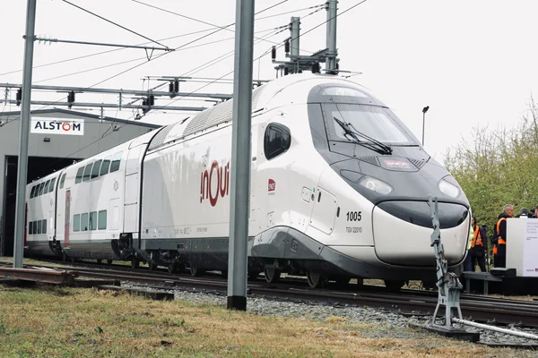 SNCF Voyageurs et Alstom dévoilent la livrée du futur TGV lors d'un événement officiel présentant le train nouvelle génération.