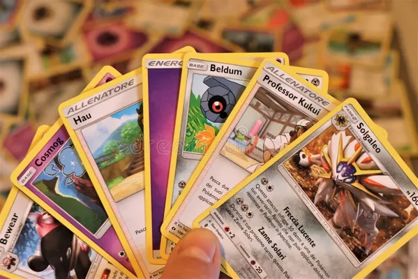 Photos de cartes Pokémon à collectionner, représentant les biens dont la vente en ligne doit figurer dans la déclaration de revenus.