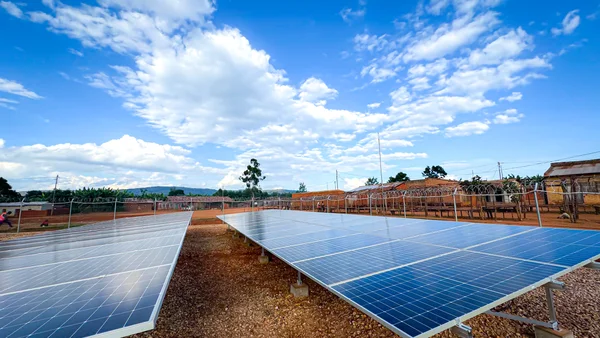 Illustration du PNUD Climate Promise sur la percée énergétique hors réseau en Afrique, dont la clé réside dans un cadre juridique clair favorisant les énergies renouvelables.