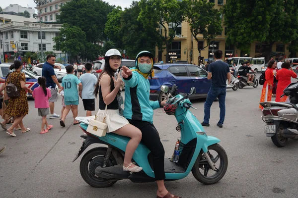 Le Vietnam, pays vulnérable au réchauffement climatique, voit sa forte utilisation de motos à essence entrer en collision avec l'émergence de véhicules électriques, symbole des progrès des énergies renouvelables.