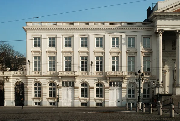 La Cour constitutionnelle de Belgique, institution judiciaire chargée du contrôle de constitutionnalité des lois, possiblement représentée par son bâtiment ou son emblème.