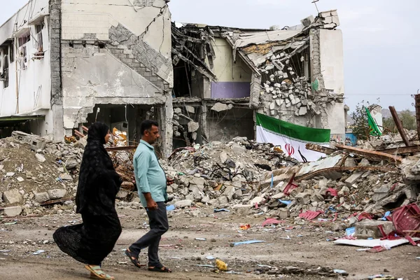 Iraniens en deuil après une frappe de missile sur une école, exprimant leur colère envers les États-Unis et Donald Trump.