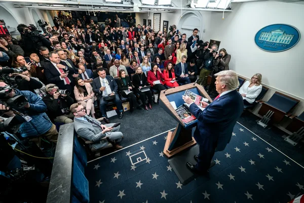 Le président Donald Trump s'adressant aux médias dans la salle de briefing James S. Brady à la Maison Blanche, au sein de son administration.
