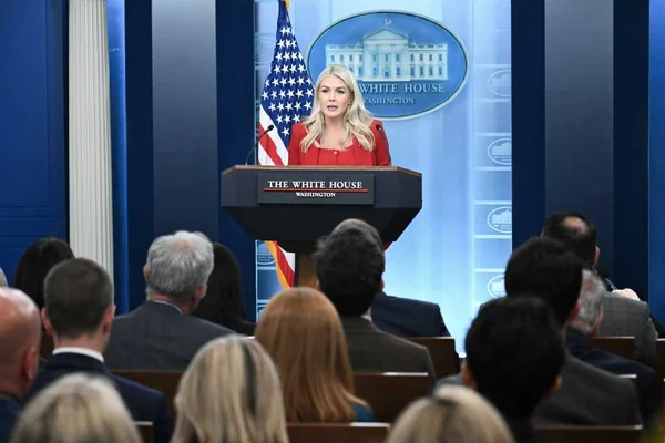 Karoline Leavitt, secrétaire de presse de la Maison Blanche, dans le contexte de son départ de l'administration Trump, illustrant les évictions gouvernementales.