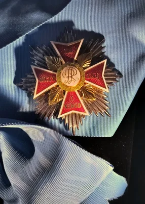 Ordre de l'étoile de l'aigle blanc de Pologne sur ceinture bleue au Musée Silésien de Katowice, distinction concernée par un retrait à Zelensky.