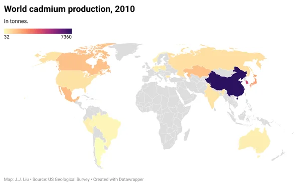 Carte du monde infographique intitulée « Production mondiale de cadmium, 2010 », montrant la production en tonnes par pays, la Chine en violet foncé pour le niveau le plus élevé, autres pays en teintes claires selon une échelle de 32 à 7360 tonnes.